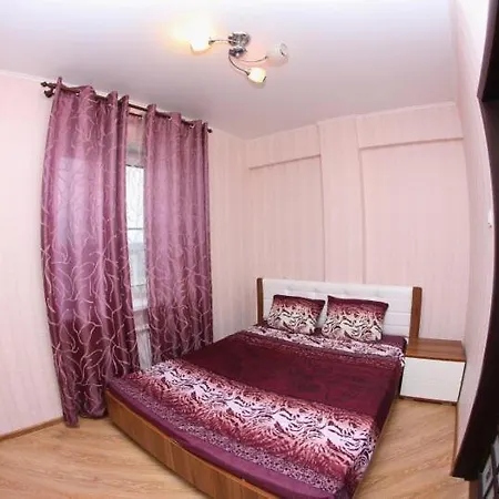 Geräumige Wohnung mit Sofas und Betten