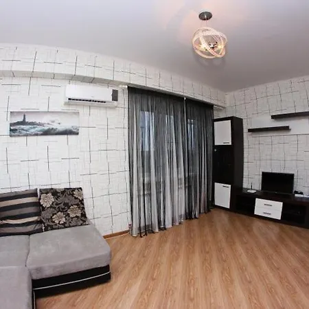 Geräumige Wohnung mit Sofas und Betten *